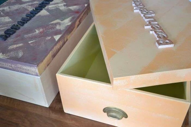 Zwei farbig gestaltete Kunstkisten mit Schubladen