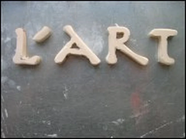 Schriftzug L’Art als Teil einer Kunstkiste