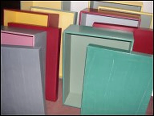 Gruppe farbig gestalteter Kunstkisten