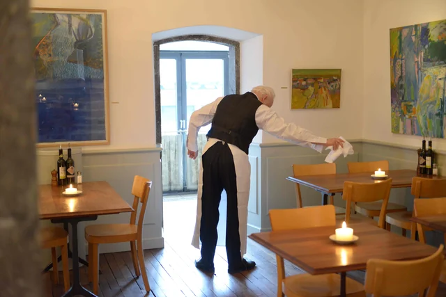 Christoph Staerkle als komischer Kellner in einem Restaurant