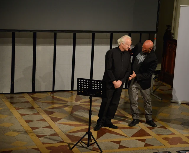 Christoph Staerkle bei einer wortlosen Moderation am Visual Festival